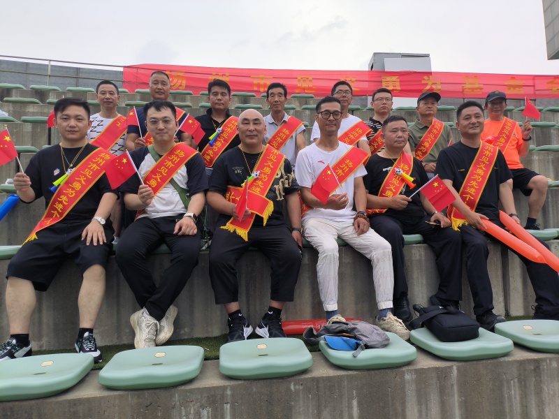 扬州组织见义勇为英模观看苏超足球赛